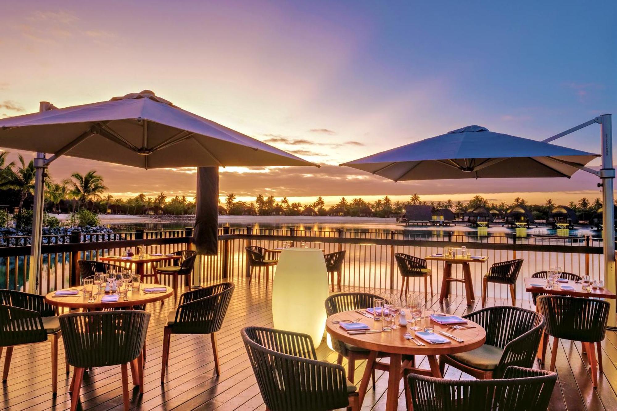 منتجع فيجي ماريوت مومي بييه Momi المظهر الخارجي الصورة Sunset at the Deck