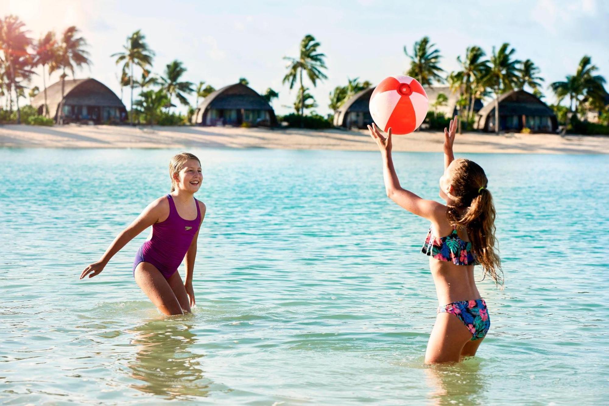 منتجع فيجي ماريوت مومي بييه Momi المظهر الخارجي الصورة Two girls playing with a beach ball