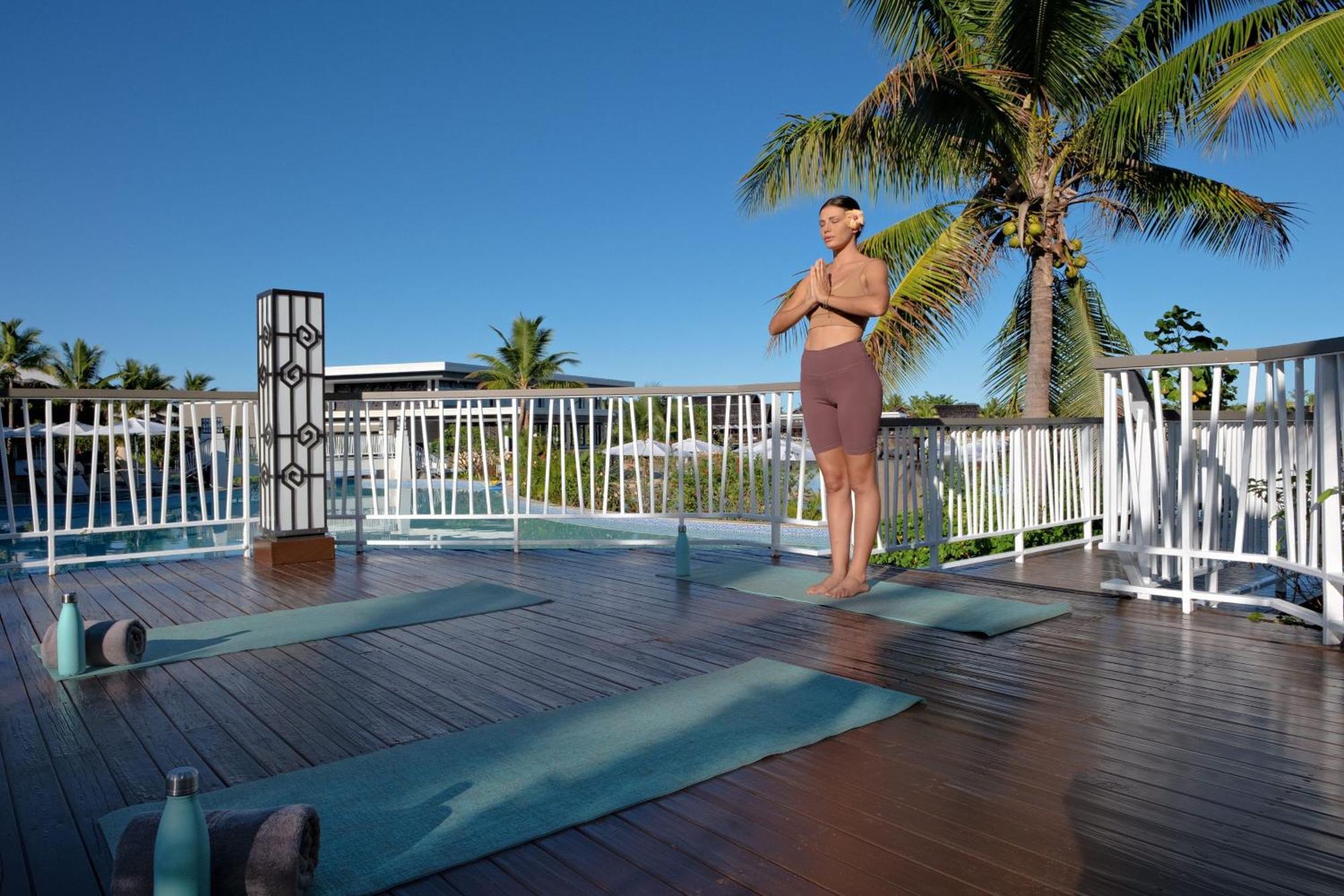 منتجع فيجي ماريوت مومي بييه Momi المظهر الخارجي الصورة A man practicing yoga at a resort in Fiji