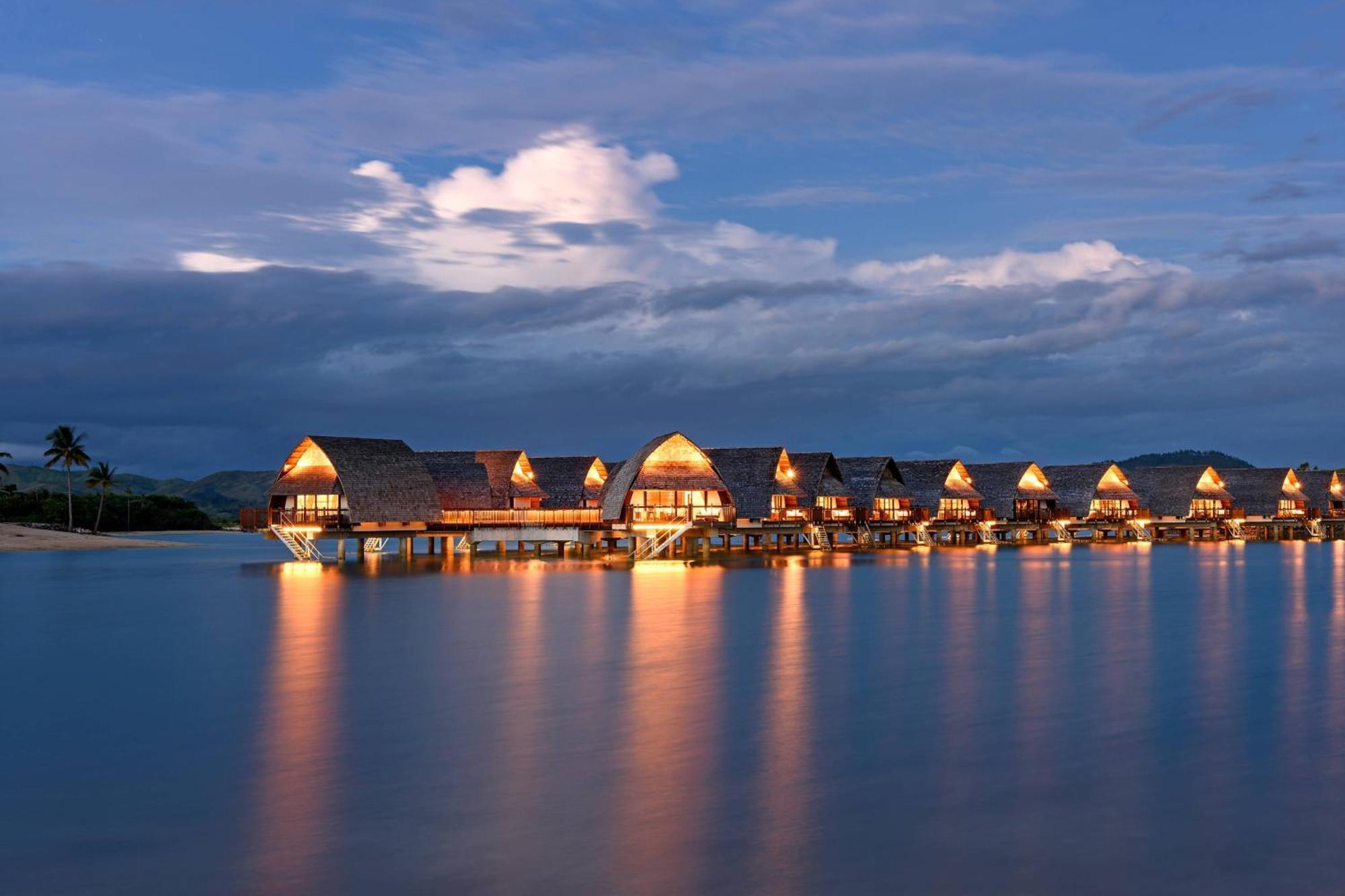 منتجع فيجي ماريوت مومي بييه Momi المظهر الخارجي الصورة Overwater bungalows at the resort