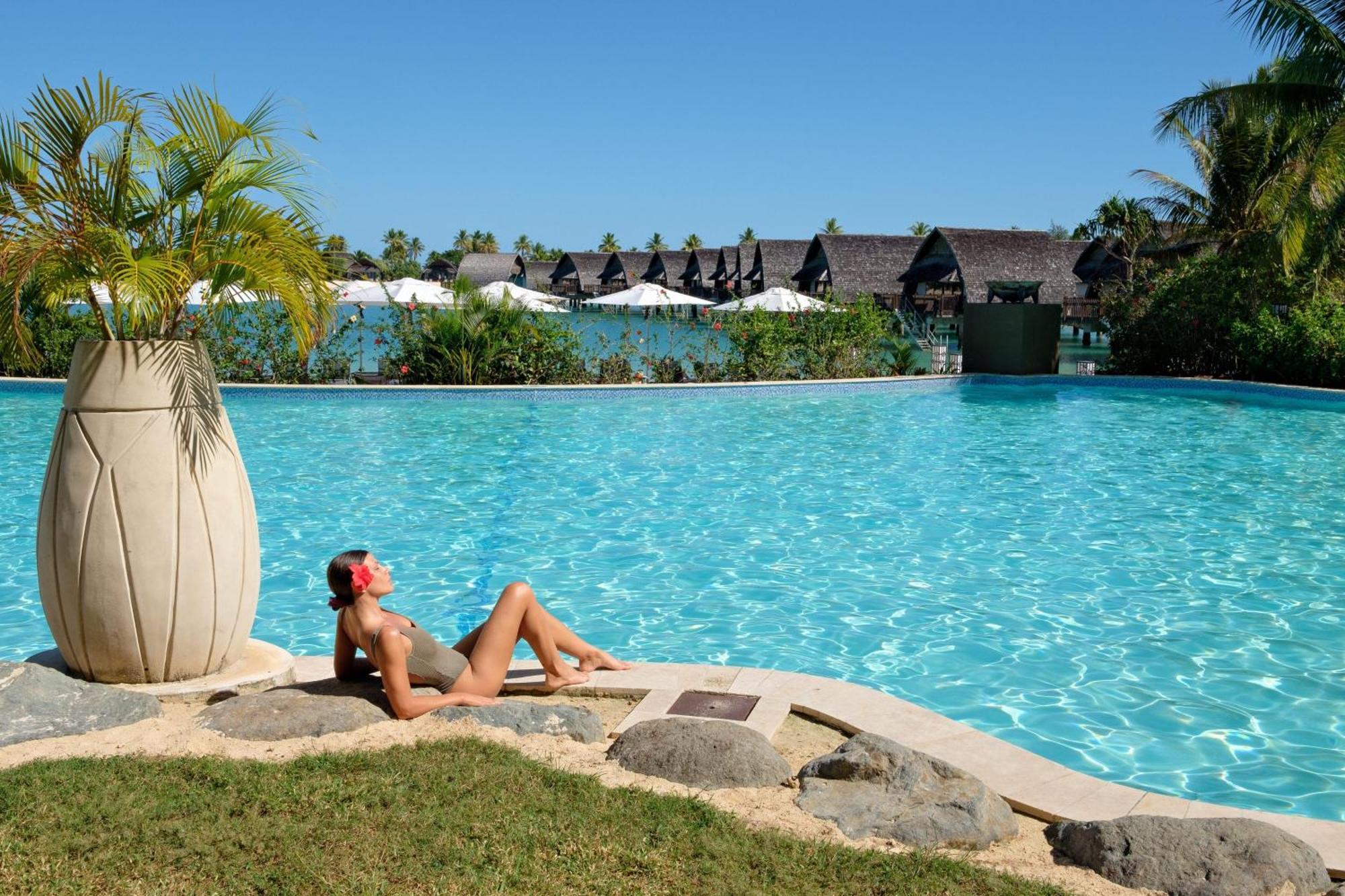 منتجع فيجي ماريوت مومي بييه Momi المظهر الخارجي الصورة A woman sunbathing at a resort in Fiji