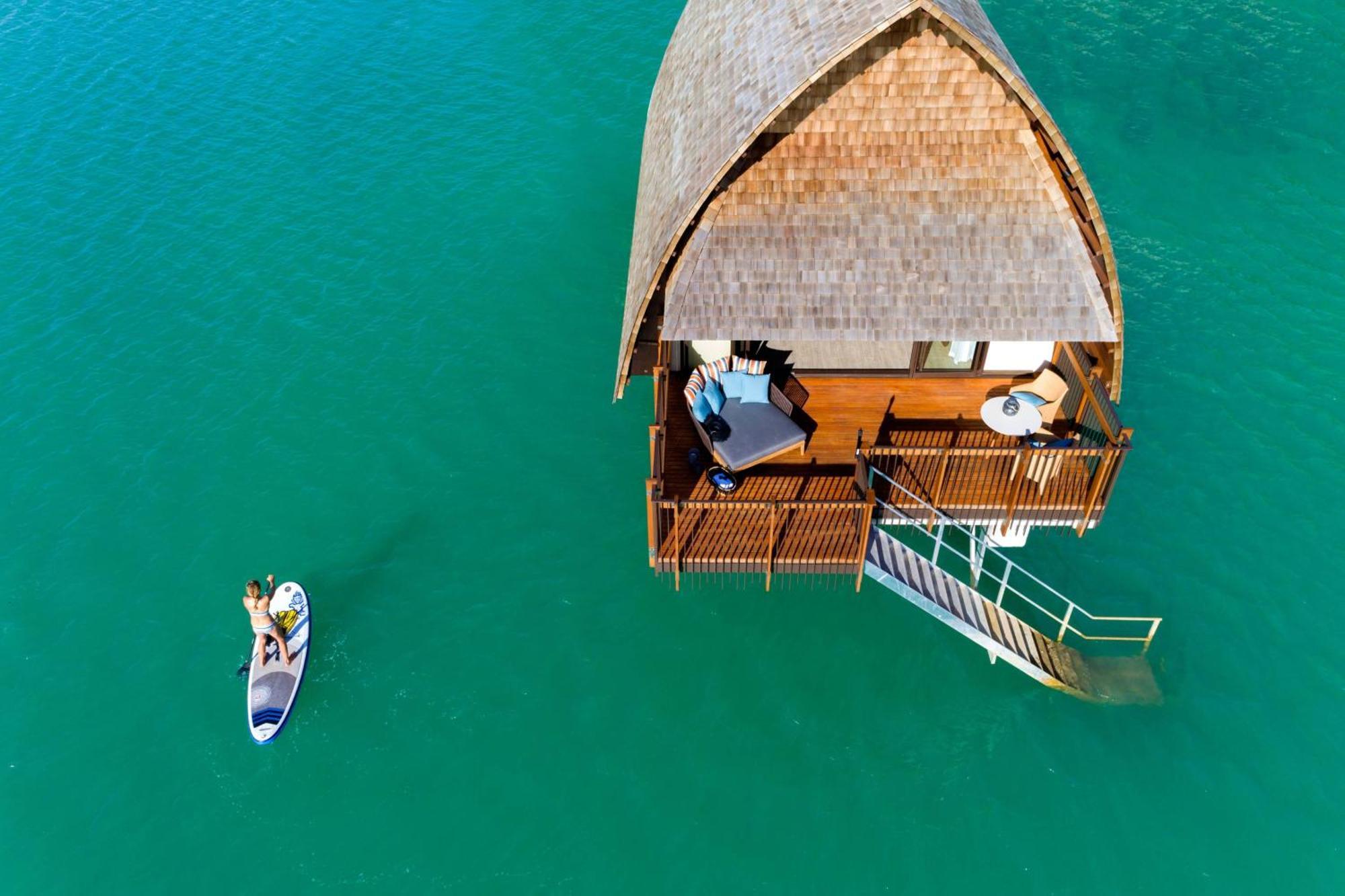 منتجع فيجي ماريوت مومي بييه Momi المظهر الخارجي الصورة Aerial view of a floating bungalow