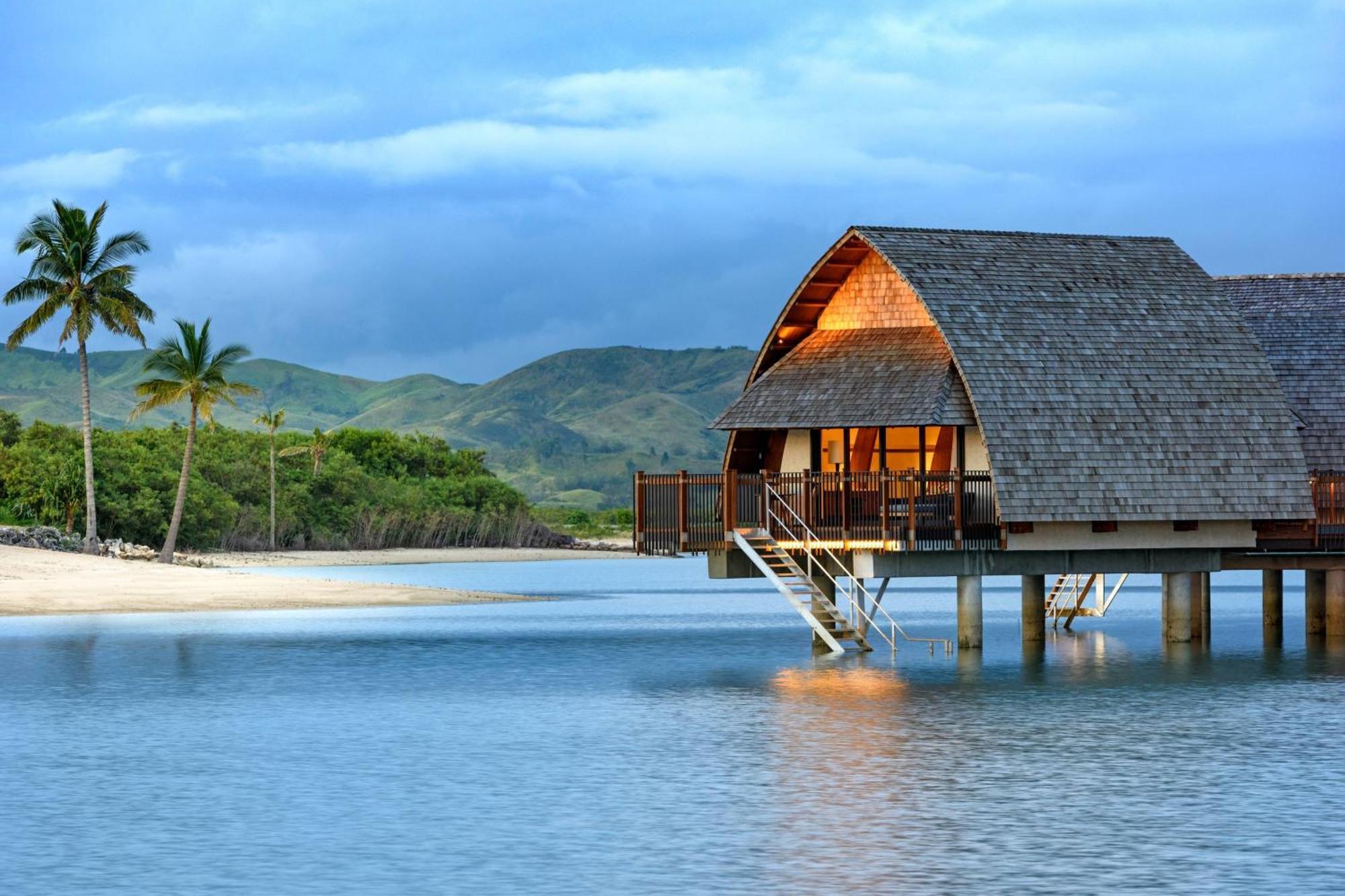 منتجع فيجي ماريوت مومي بييه Momi المظهر الخارجي الصورة Overwater bungalow at the resort
