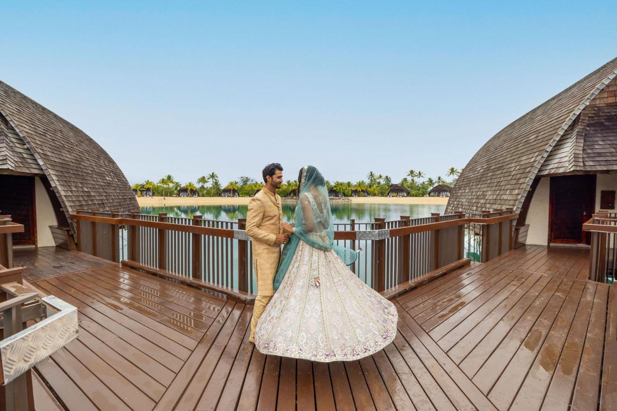 منتجع فيجي ماريوت مومي بييه Momi المظهر الخارجي الصورة A couple at the Oberoi Beach Resort, Dubai