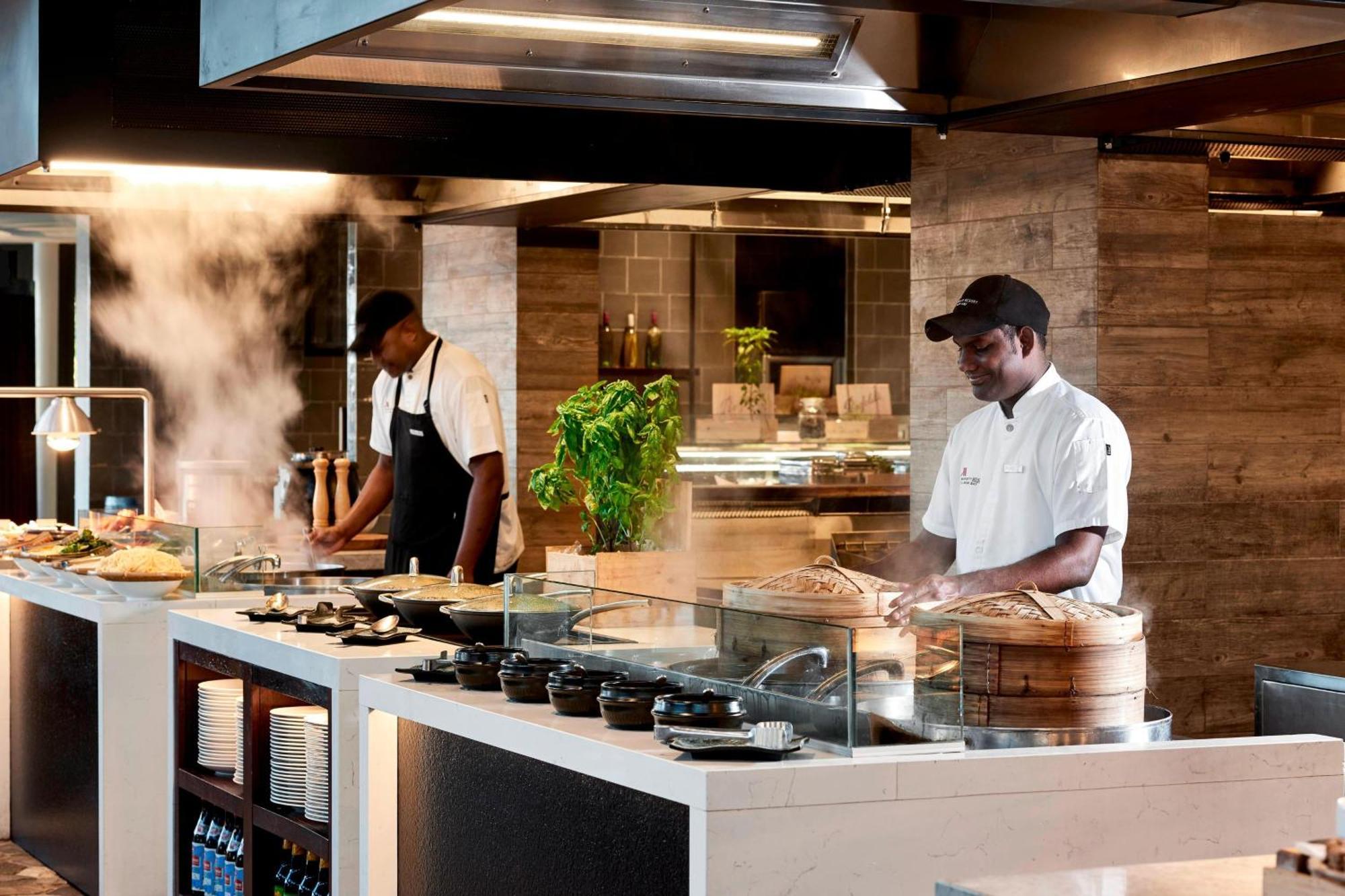 منتجع فيجي ماريوت مومي بييه Momi المظهر الخارجي الصورة A live kitchen on board a cruise ship