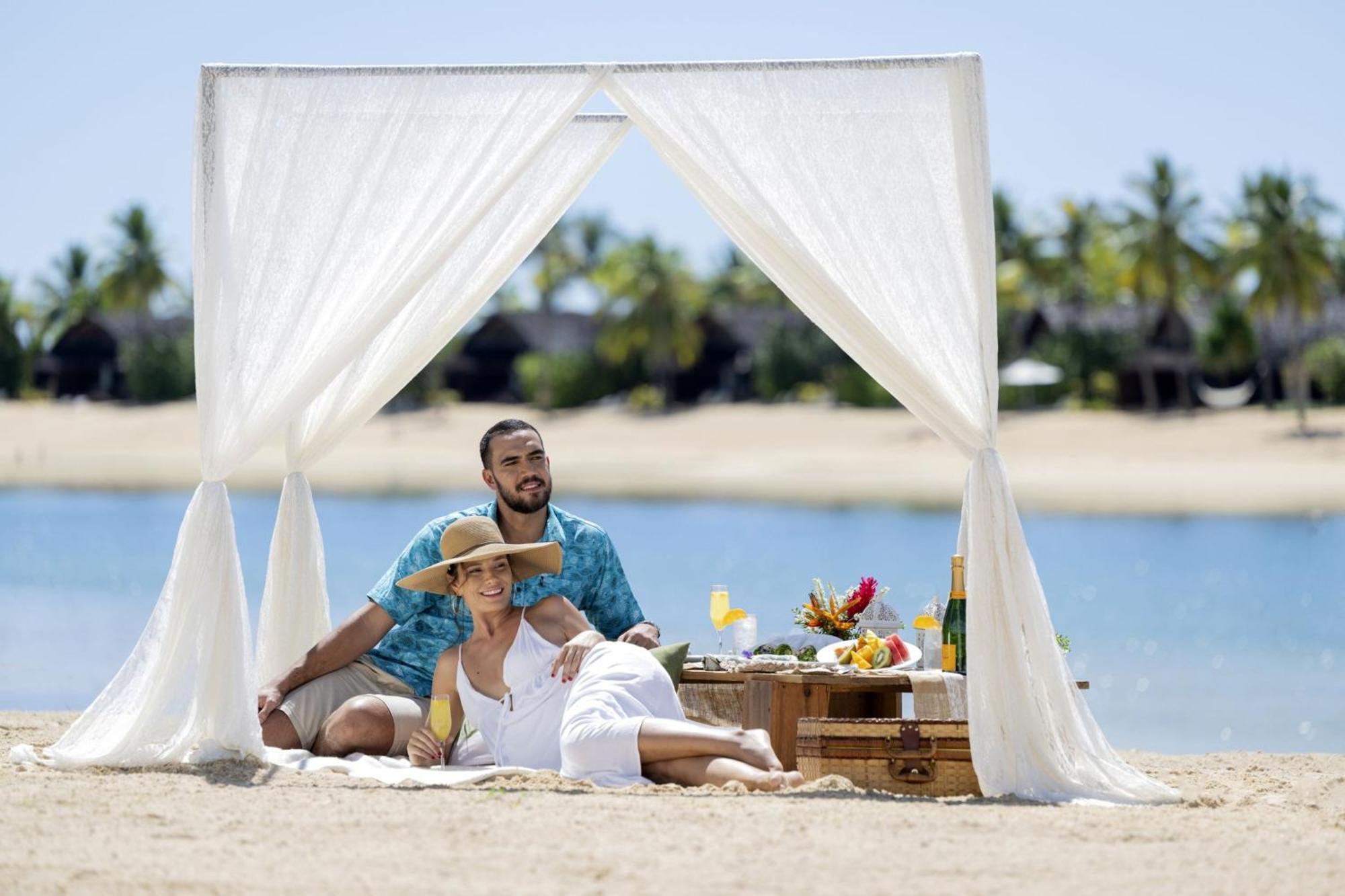 منتجع فيجي ماريوت مومي بييه Momi المظهر الخارجي الصورة A couple on a picnic